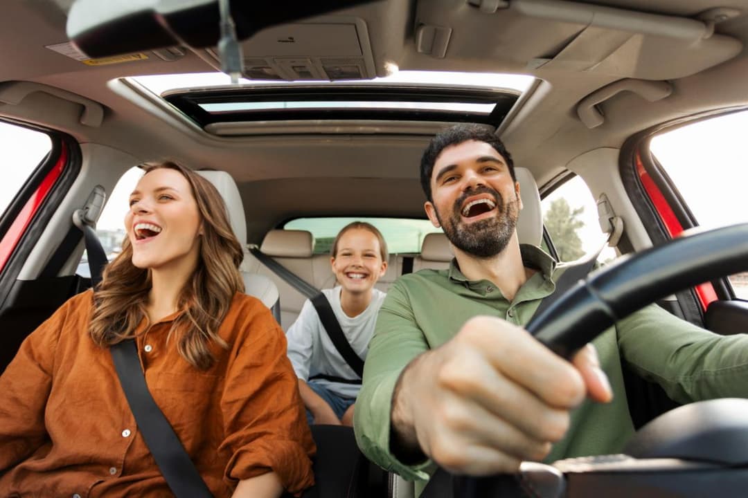 Familia feliz manejando juntos con protección de seguro