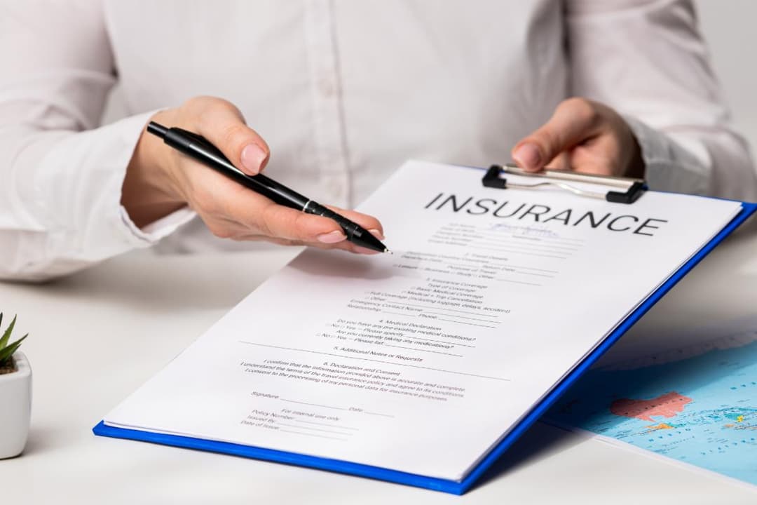 Agente revisando formulario de seguro con cliente